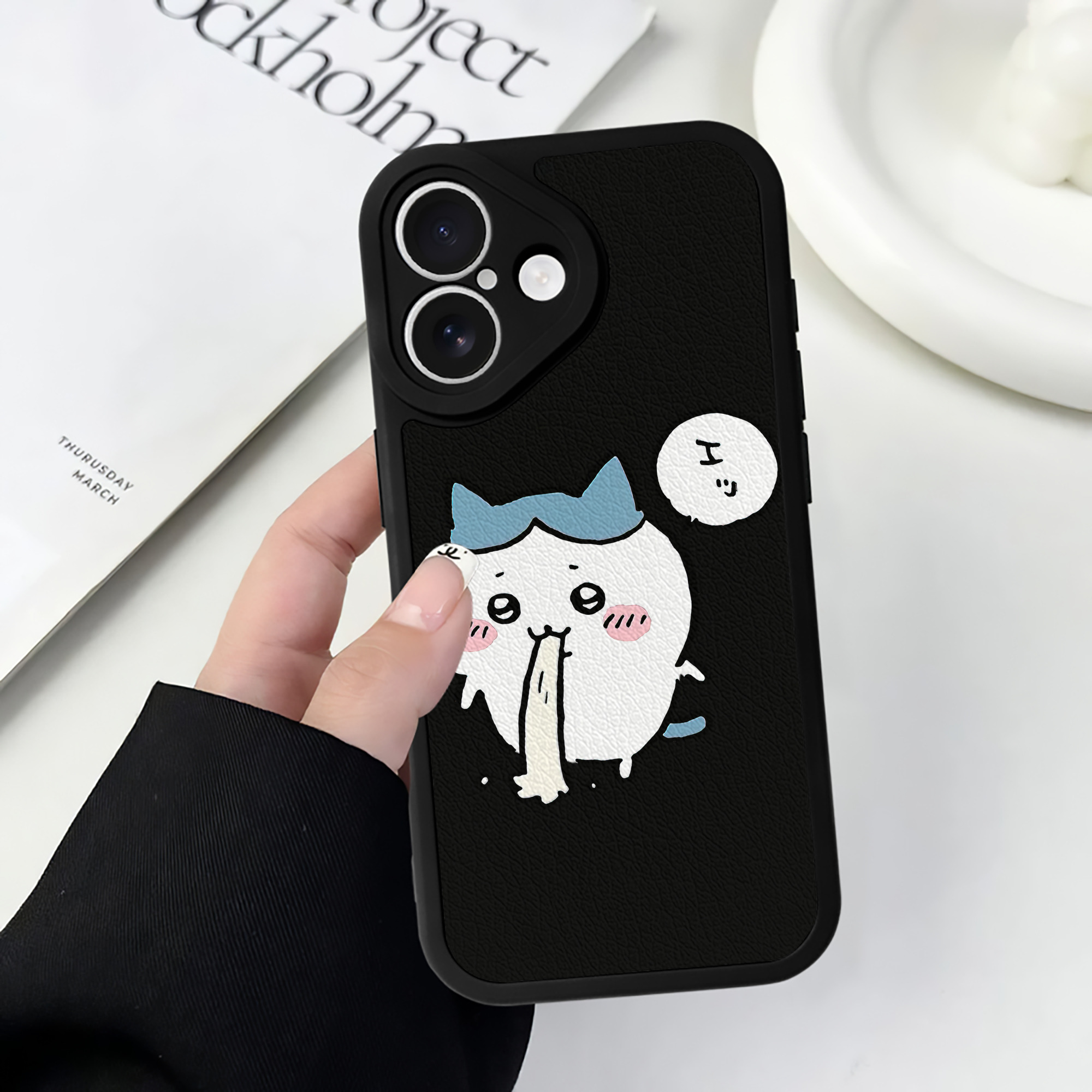 （画像用） ちいかわ ハチワレ Chii-kawa hachiware 【iPhone 16シリーズ対応】シリコンスマホケース（レザー調） 材質：シリコン